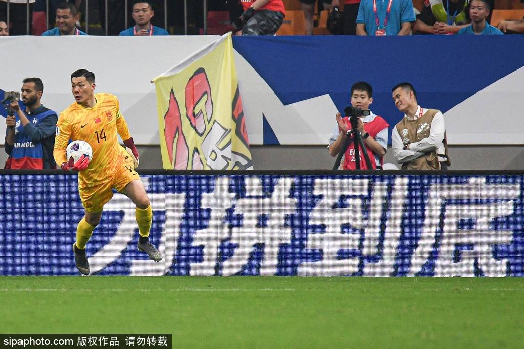 热烈足球对抗场面火爆展开，球员们奋力拼搏
