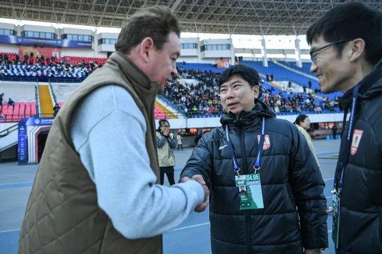 申花五连胜继续领跑积分榜，本菲卡主帅陷下课危机！的简单介绍